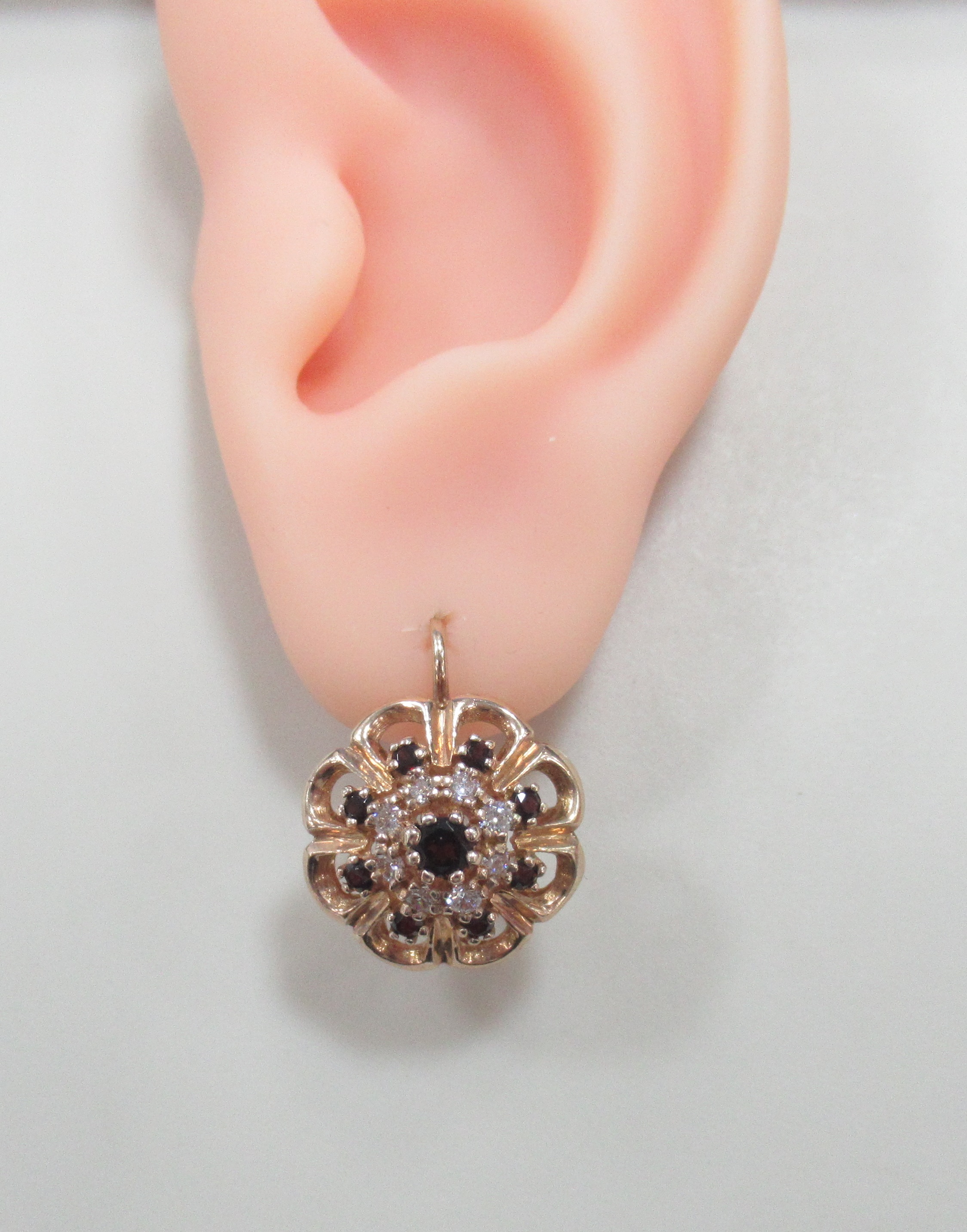 Серебряные серьги 925 пробы; вставки 18 Гранат; 16 Фианит бесцв.;
